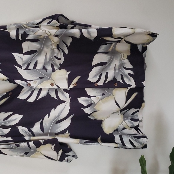 Tommy Bahama tropical floral print silk button up shirt, men's size large - Picture 3 of 9